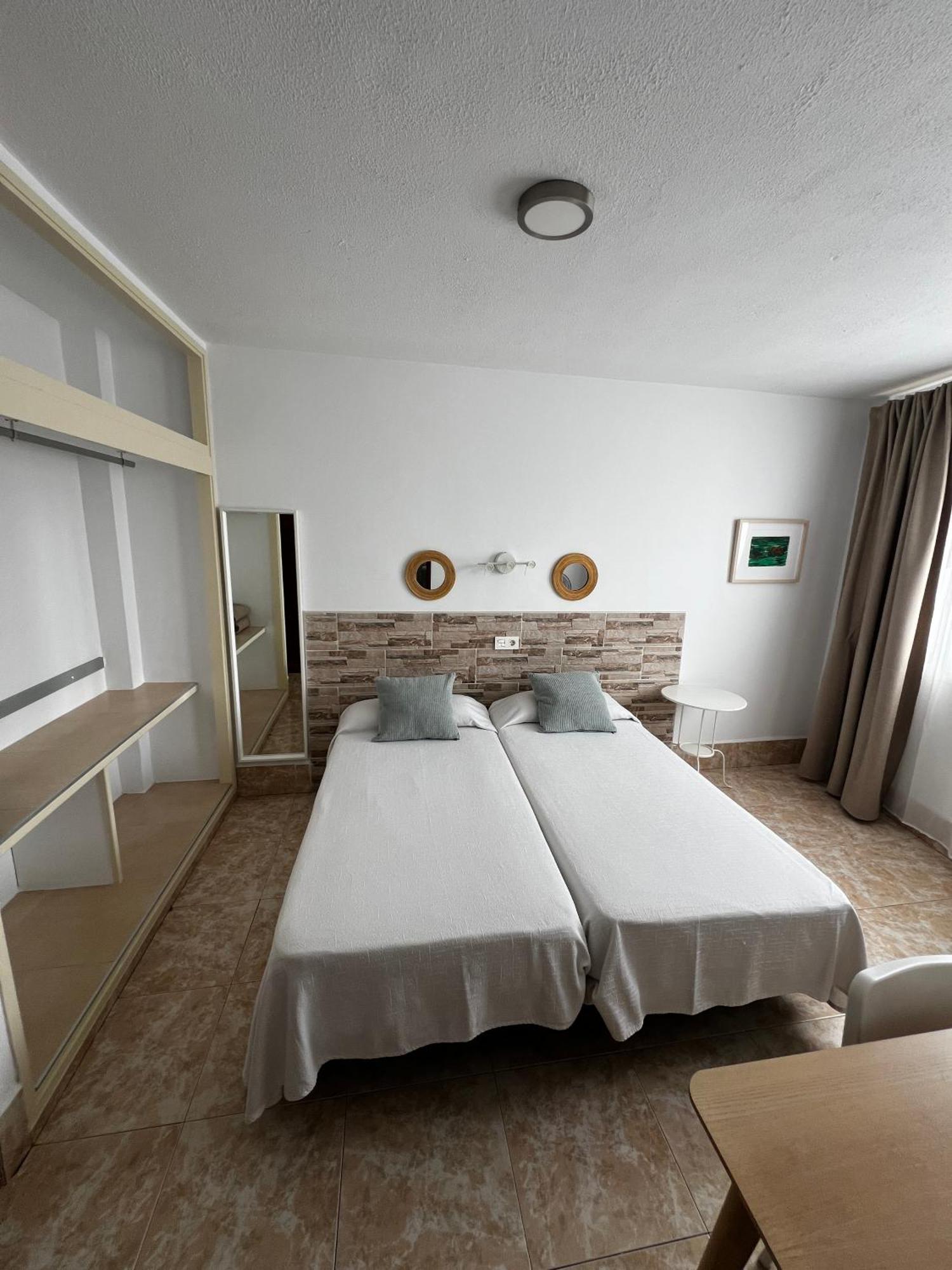 Hostal Residencia Cardona อาร์เรซิเฟ ภายนอก รูปภาพ